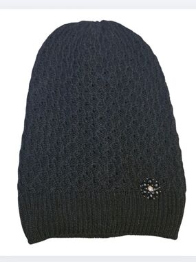 D&Y Black Knit Beanie with Decorative Brooch